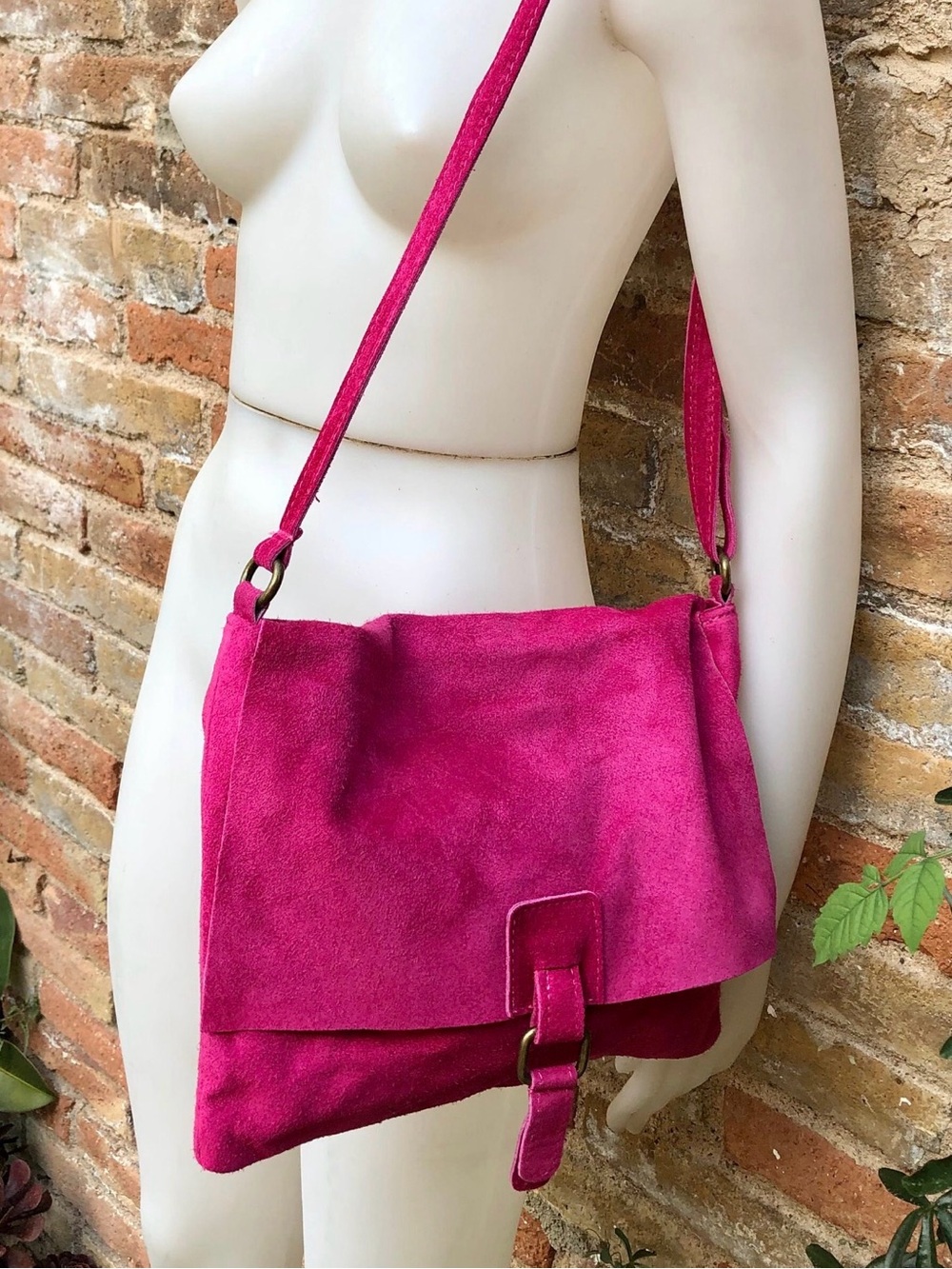 Italian suede Vibrant, gorgeous suede handbag.
Crossbody/Shoulder Bag - Picture 4 of 7